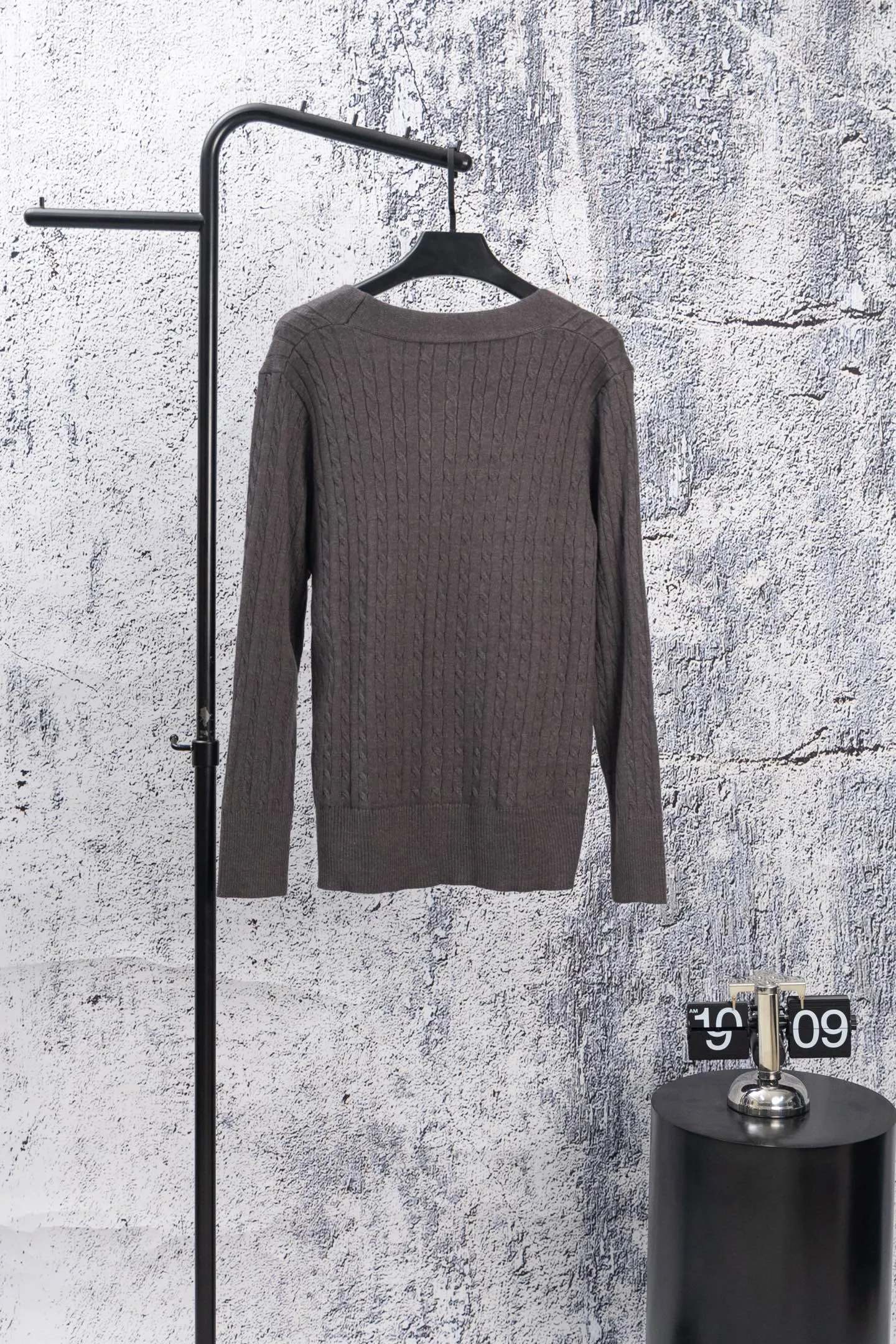 P190 Ralph Lauren Classic V-neck Solid Color Pony Embroidered Logo Knitted Cardigan Long Sleeve Ralph Lauren Classic Basic Versatile Twist Knitted Cardigan Long Sleeve Main supply platform live broadcast Wholesale entity Replenish when out of stock Not removed from the shelves Quality 1:1 patterning Complete three standards Correct version of pony logo Imported quality cotton yarn Focus on high-end Cost-effective Good quality Needless to say Zhao Lusi's same style is really amazing, so sweet I'm so beautiful. This cardigan is really good-looking. It's simple and easy to wear. It's a must-have for goddess ootd. Good-looking clothes are never picky. A must-have in the wardrobe of goddesses. Size: S-XL. Color: Navy blue, red, khaki, dark gray.